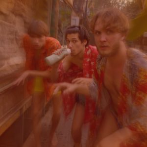 A sziget tele van hangokkal